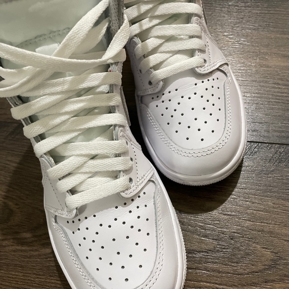 SOLD - Jordan 1 High Neutral Grey - Picture 3 of 6